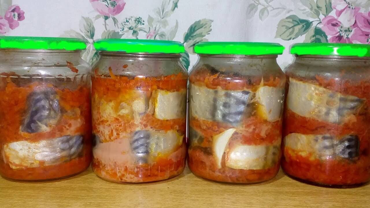 Рыбные консервы в томатном соусе с морковью и луком